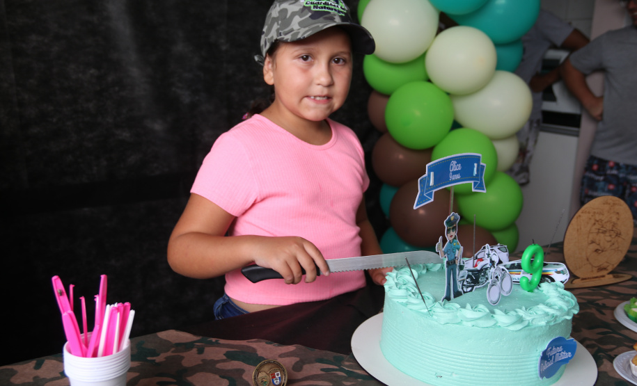 No Litoral, policiais militares participam de aniversário e realizam sonho de fã mirim