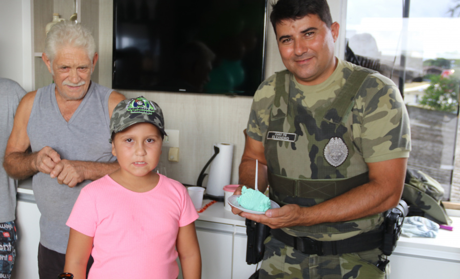 No Litoral, policiais militares participam de aniversário e realizam sonho de fã mirim