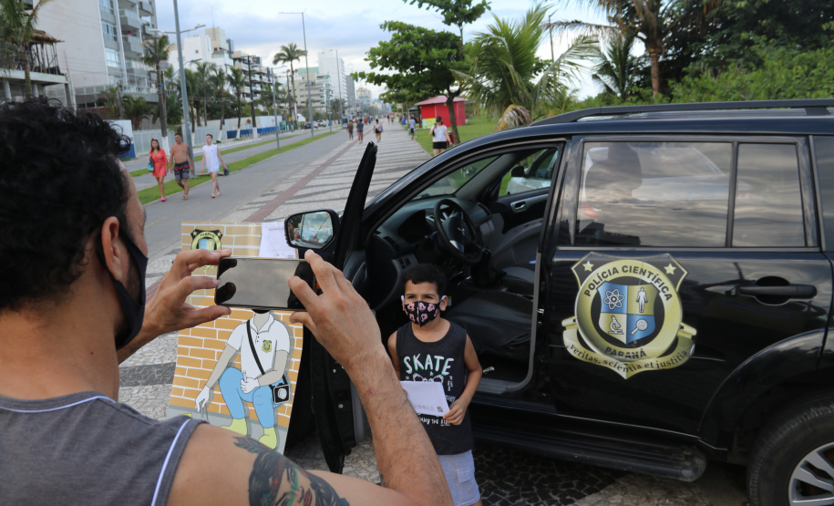 Exposição de equipamentos da Polícia Científica atrai público em Matinhos