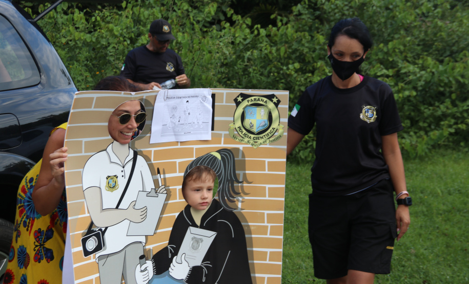 Exposição de equipamentos da Polícia Científica atrai público em Matinhos