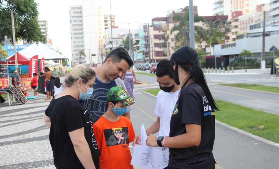 Exposição de equipamentos da Polícia Científica atrai público em Matinhos