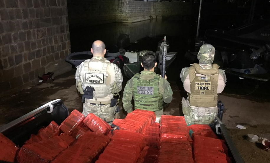 Ação integrada entre as polícias Militar, Civil e Federal resulta na apreensão de meia tonelada de maconha no lago de Itaipu, em Guaíra (PR)