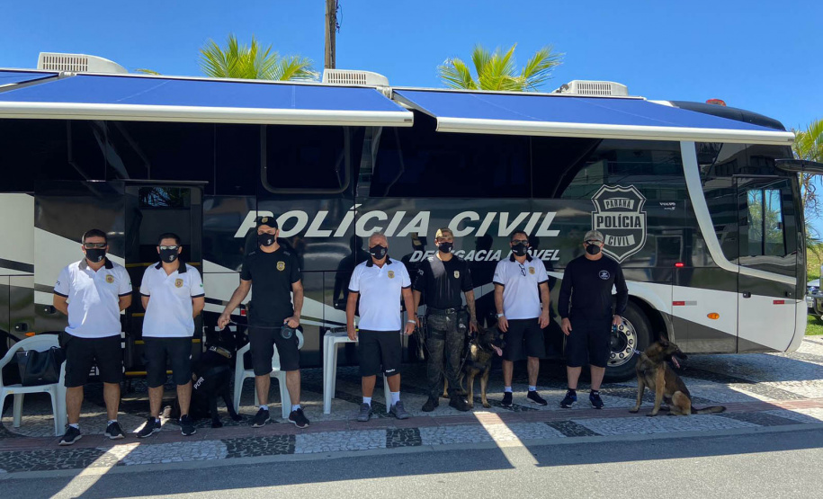Polícia Civil faz fiscalização com cães policiais na rodoviária de Matinhos