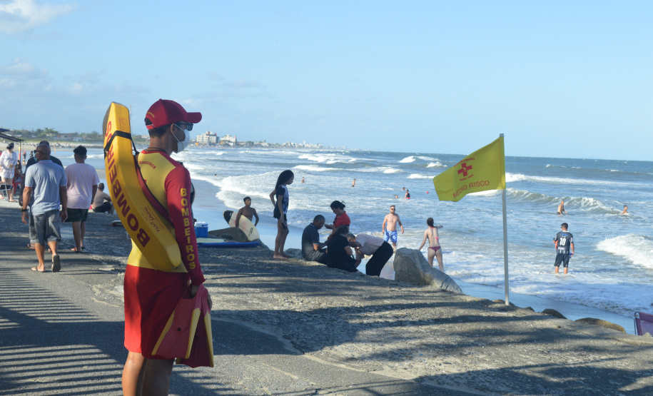 Prevenção a afogamentos e salvamentos do Corpo de Bombeiros no Litoral marcam Verão Paraná 2021/2022