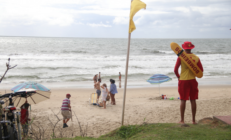 Prevenção a afogamentos e salvamentos do Corpo de Bombeiros no Litoral marcam Verão Paraná 2021/2022