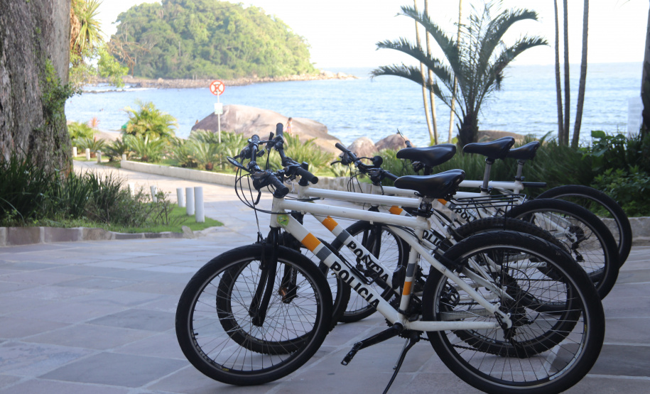 Policiamento da PM com bicicletas aumenta mobilidade no Litoral e proximidade com a população