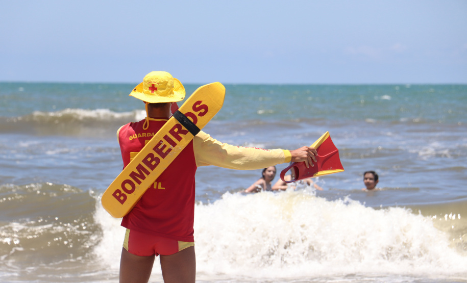 Prevenção a afogamentos e salvamentos do Corpo de Bombeiros no Litoral marcam Verão Paraná 2021/2022