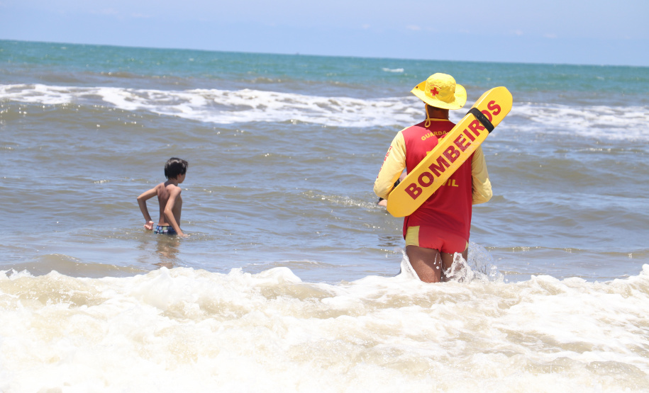 Prevenção a afogamentos e salvamentos do Corpo de Bombeiros no Litoral marcam Verão Paraná 2021/2022