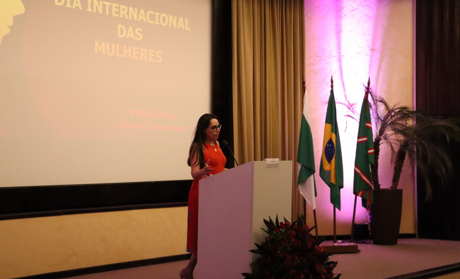 SESP homenageia servidoras no Dia Internacional da Mulher com flores e palestra