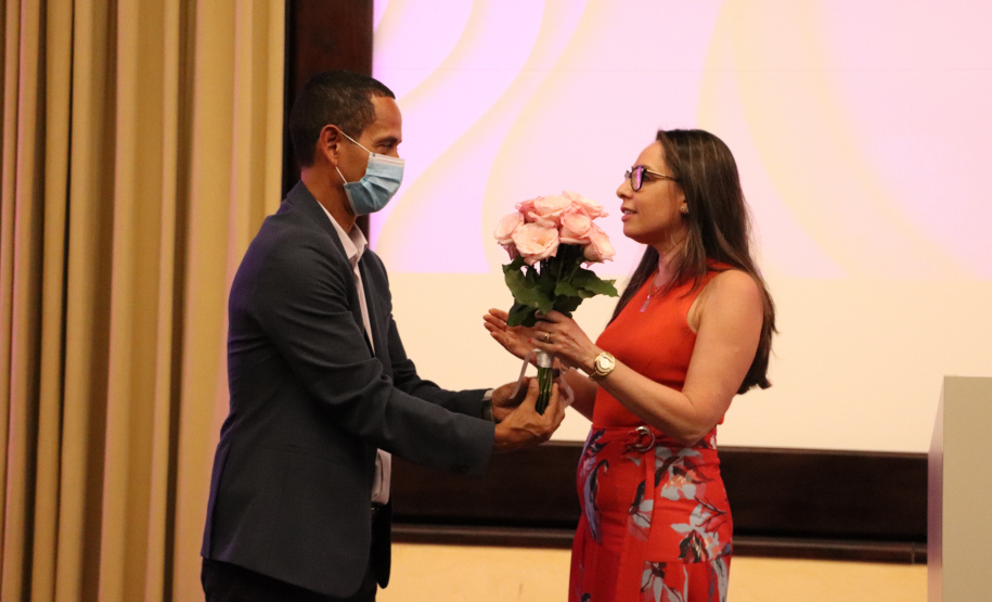 SESP homenageia servidoras no Dia Internacional da Mulher com flores e palestra