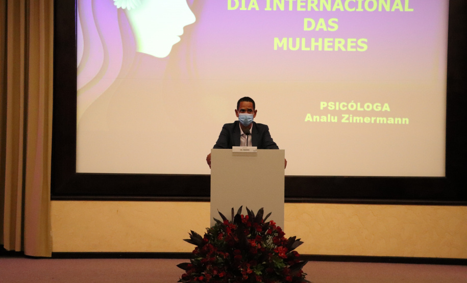 SESP homenageia servidoras no Dia Internacional da Mulher com flores e palestra