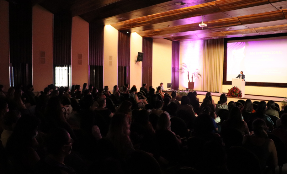 SESP homenageia servidoras no Dia Internacional da Mulher com flores e palestra