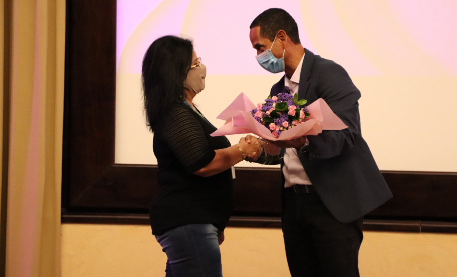 SESP homenageia servidoras no Dia Internacional da Mulher com flores e palestra