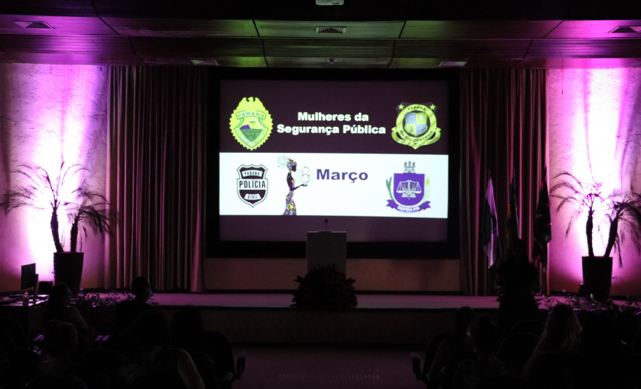 SESP homenageia servidoras no Dia Internacional da Mulher com flores e palestra