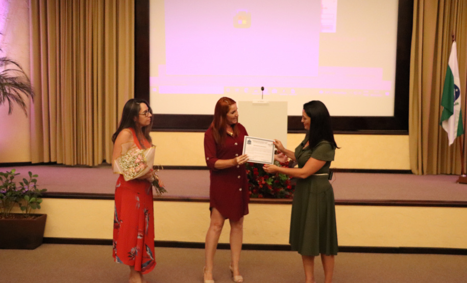 SESP homenageia servidoras no Dia Internacional da Mulher com flores e palestra
