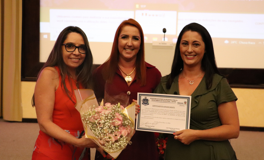 SESP homenageia servidoras no Dia Internacional da Mulher com flores e palestra