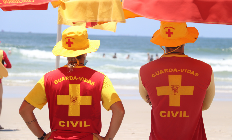 Prevenção a afogamentos e salvamentos do Corpo de Bombeiros no Litoral marcam Verão Paraná 2021/2022
