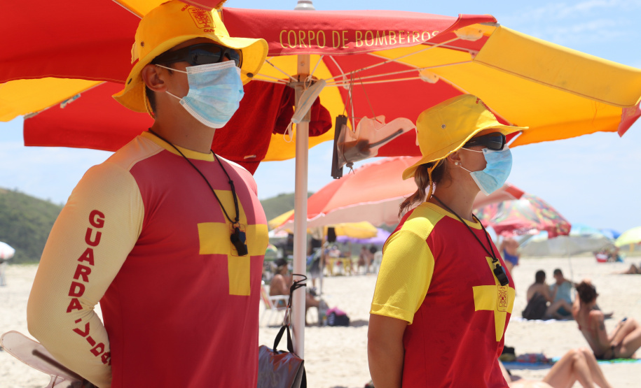 Prevenção a afogamentos e salvamentos do Corpo de Bombeiros no Litoral marcam Verão Paraná 2021/2022