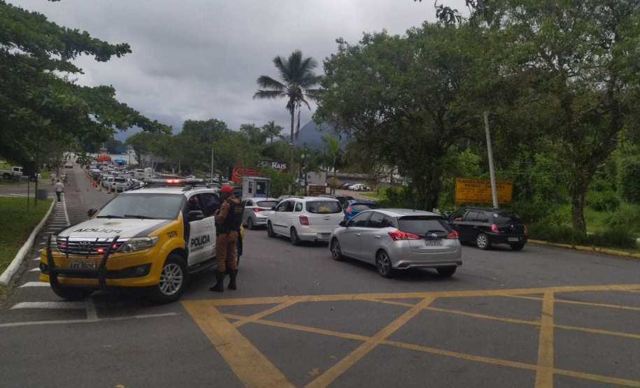Batalhão Rodoviário faz inversão de pista na PR 412 sentido Ferry Boat no Litoral para retorno do Carnaval