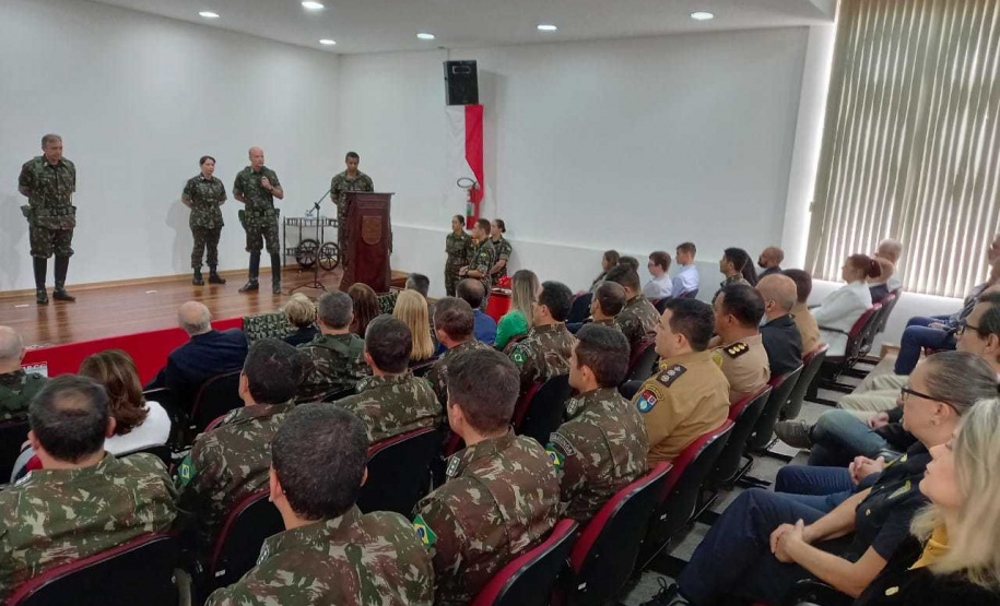 Secretário Marinho participa de passagem de comando da 5ª Brigada de Cavalaria Blindada do exército brasileiro