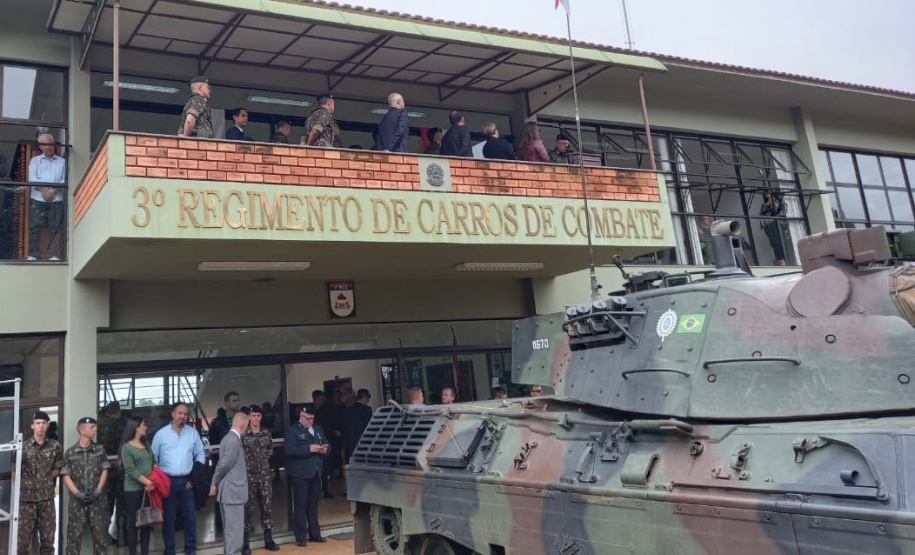 Secretário Marinho participa de passagem de comando da 5ª Brigada de Cavalaria Blindada do exército brasileiro