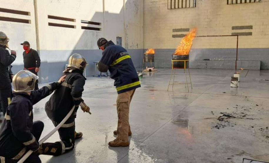 Presos concluem treinamento de combate a incêndio em penitenciária de Piraquara