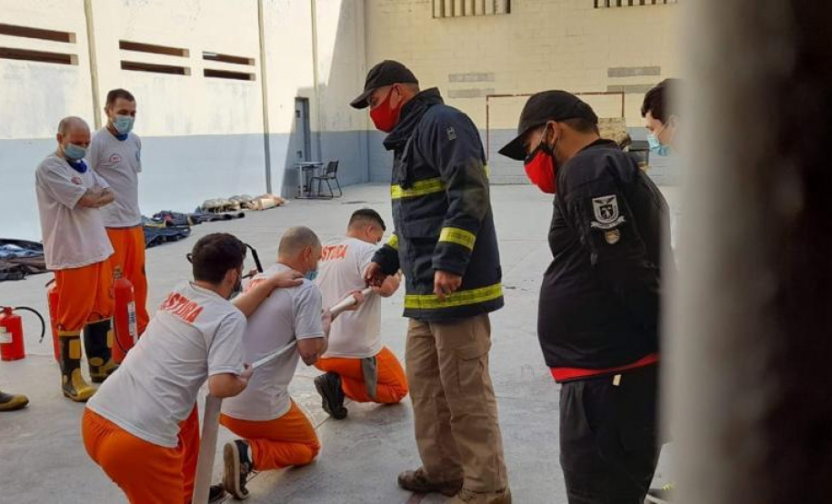 Presos concluem treinamento de combate a incêndio em penitenciária de Piraquara
