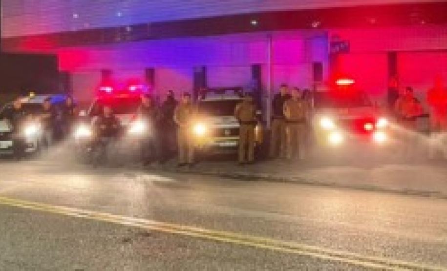 Em operação conjunta, forças de segurança e órgãos municipais fiscalizam estabelecimentos em Curitiba