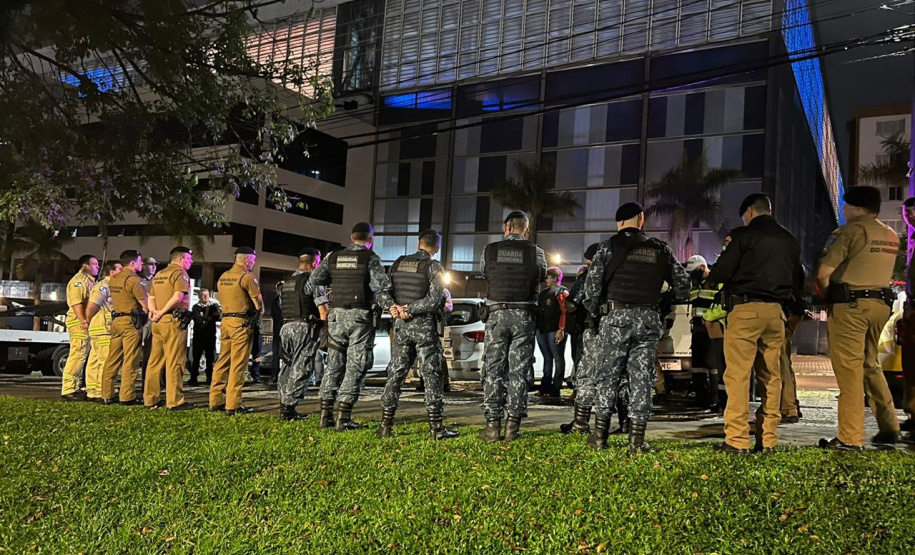 Em operação conjunta, forças de segurança e órgãos municipais fiscalizam estabelecimentos em Curitiba