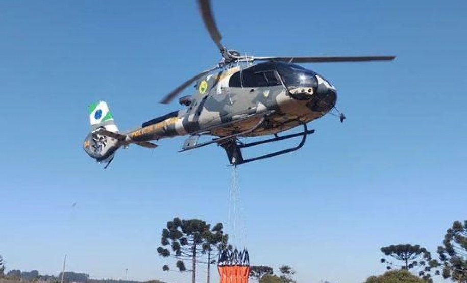 BPMOA faz treinamento usando Helibalde em Tanque flexível autoportante