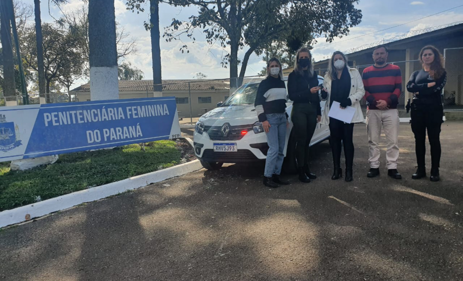 Deppen recebe veículo adaptado para atendimento de mulheres privadas de liberdade
