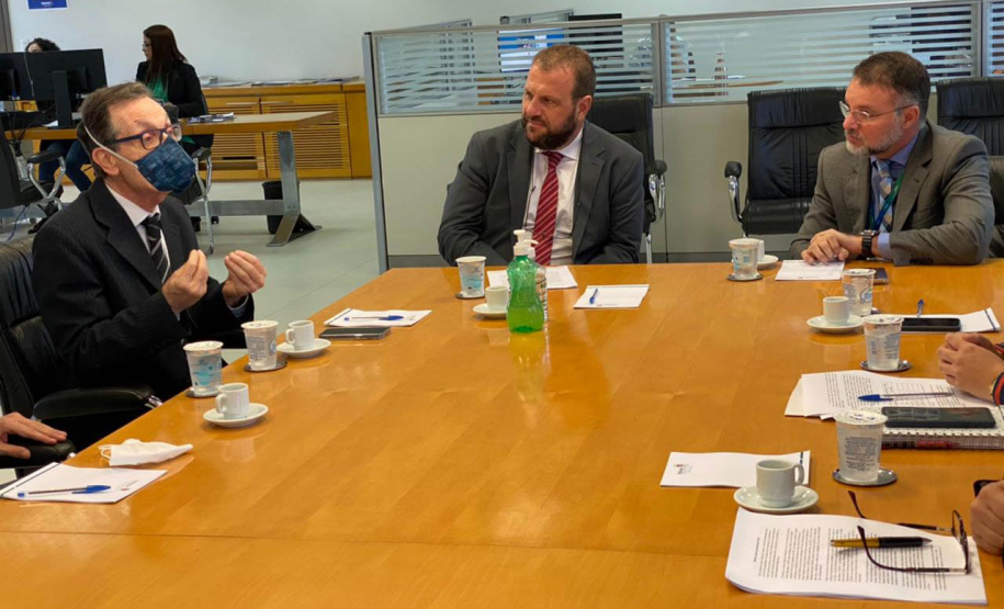 Os secretários de Justiça, Família e Trabalho (Sejuf), Rogério Carboni, e de Segurança Pública (Sesp), Wagner Mesquita, receberam o desembargador Ruy Muggiati, supervisor do Grupo de Monitoramento e Fiscalização do Sistema Carcerário e Socioeducativo (GMF) do Tribunal de Justiça do Paraná (TJ-PR).