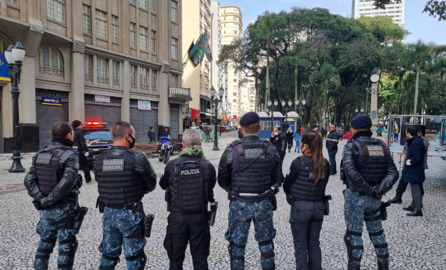 PCPR e GM realizam evento de conscientização sobre drogas no Centro de Curitiba
