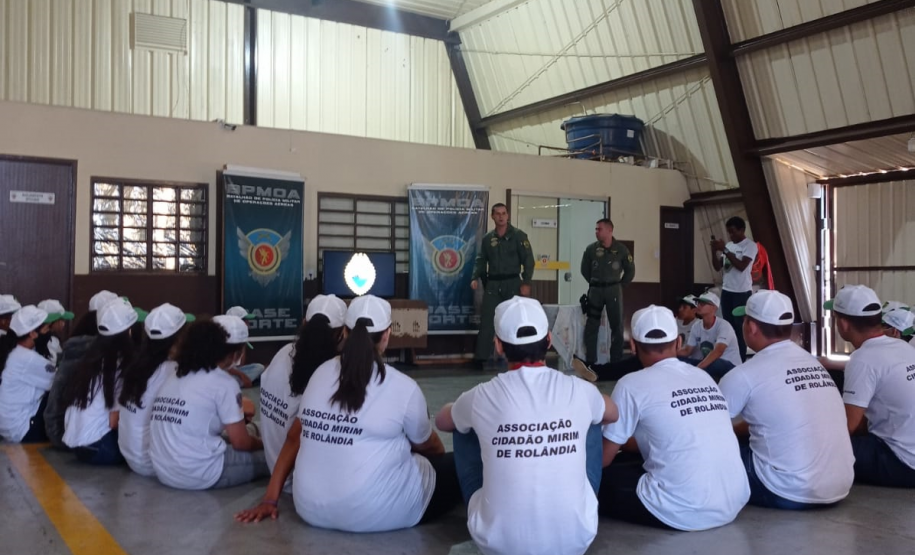 Adolescentes e orientadores visitam base do BPMOA em Londrina