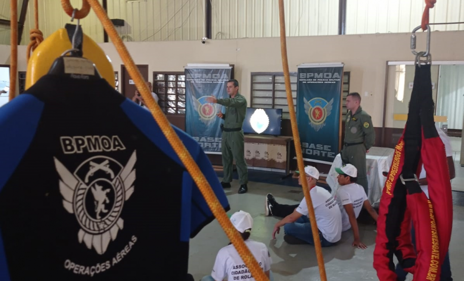 Adolescentes e orientadores visitam base do BPMOA em Londrina