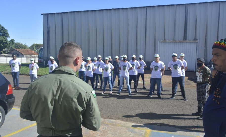 Adolescentes e orientadores visitam base do BPMOA em Londrina