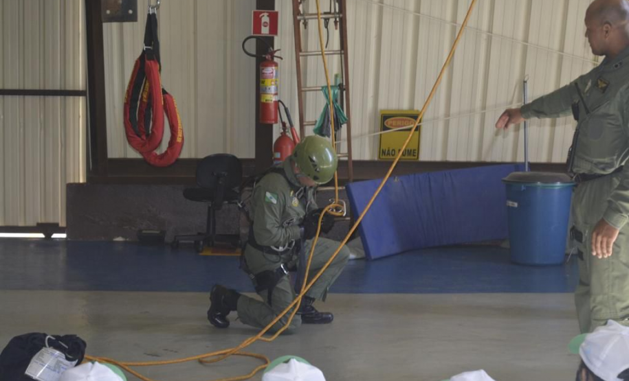 Adolescentes e orientadores visitam base do BPMOA em Londrina