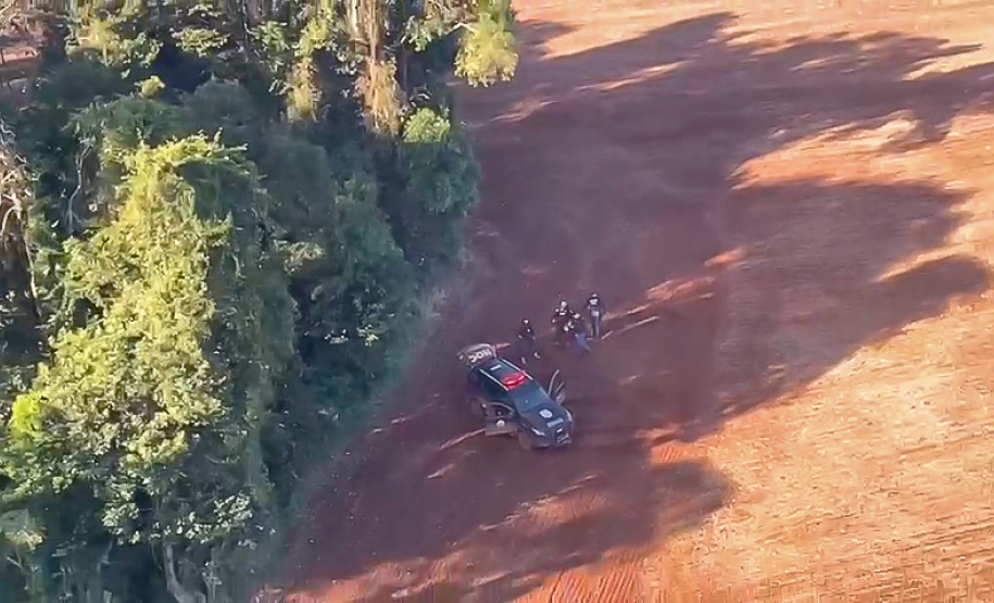 Policiais em área rural