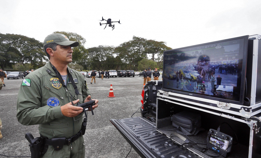 Policiais, treinamentos, equipamentos, tecnologia e inteligência. Muita inteligência. É essa a equação que norteia o planejamento estratégico das forças de segurança do Paraná. Por isso, dois projetos já em desenvolvimento pela Secretaria da Segurança Pública (Sesp) prometem transformar a fiscalização, monitoramento e repressão no Estado, fazendo da Inteligência Artificial (IA) uma das principais aliadas contra o crime organizado.