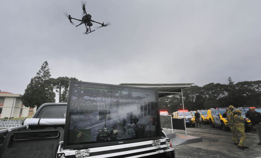 Policiais, treinamentos, equipamentos, tecnologia e inteligência. Muita inteligência. É essa a equação que norteia o planejamento estratégico das forças de segurança do Paraná. Por isso, dois projetos já em desenvolvimento pela Secretaria da Segurança Pública (Sesp) prometem transformar a fiscalização, monitoramento e repressão no Estado, fazendo da Inteligência Artificial (IA) uma das principais aliadas contra o crime organizado.