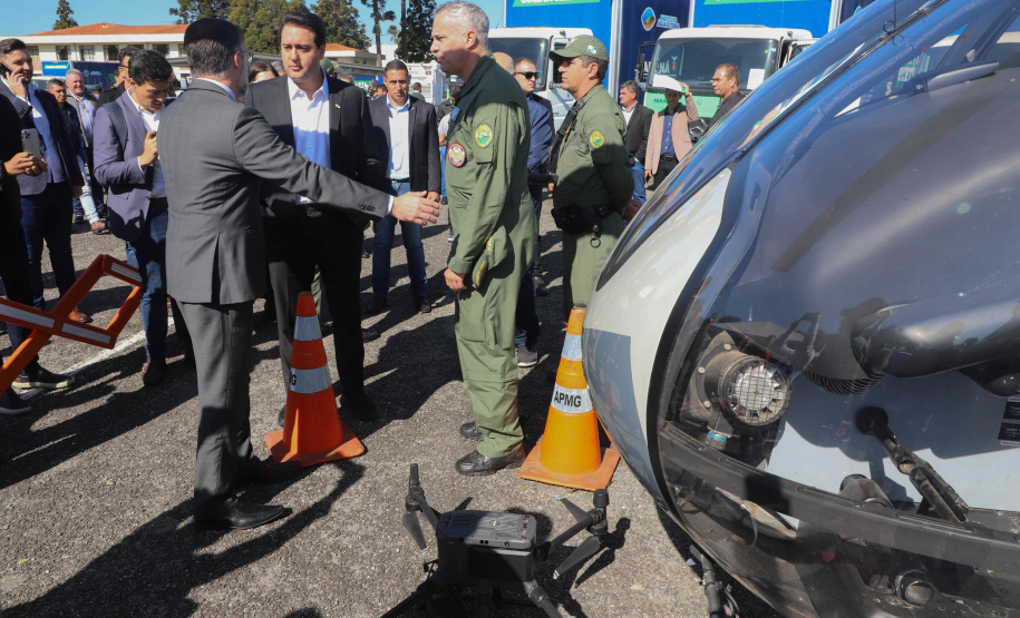 Policiais, treinamentos, equipamentos, tecnologia e inteligência. Muita inteligência. É essa a equação que norteia o planejamento estratégico das forças de segurança do Paraná. Por isso, dois projetos já em desenvolvimento pela Secretaria da Segurança Pública (Sesp) prometem transformar a fiscalização, monitoramento e repressão no Estado, fazendo da Inteligência Artificial (IA) uma das principais aliadas contra o crime organizado.