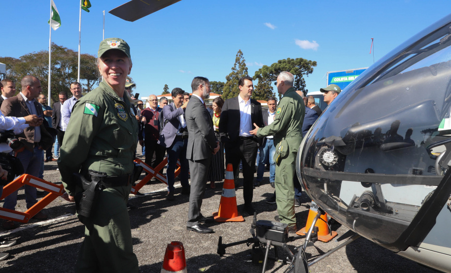 Policiais, treinamentos, equipamentos, tecnologia e inteligência. Muita inteligência. É essa a equação que norteia o planejamento estratégico das forças de segurança do Paraná. Por isso, dois projetos já em desenvolvimento pela Secretaria da Segurança Pública (Sesp) prometem transformar a fiscalização, monitoramento e repressão no Estado, fazendo da Inteligência Artificial (IA) uma das principais aliadas contra o crime organizado.