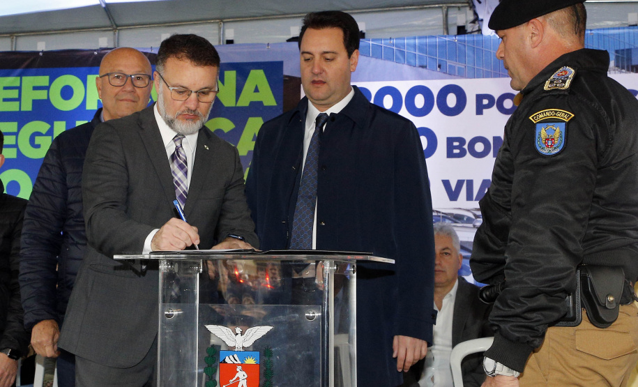 Estado investe R$ 55,3 milhões e entrega 250 viaturas, 88 motos e equipamentos para as polícias