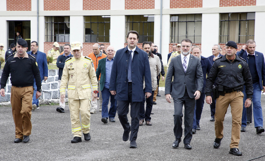 Governador anuncia convocação de 2,4 mil bombeiros e policiais militares e ampliação das vagas