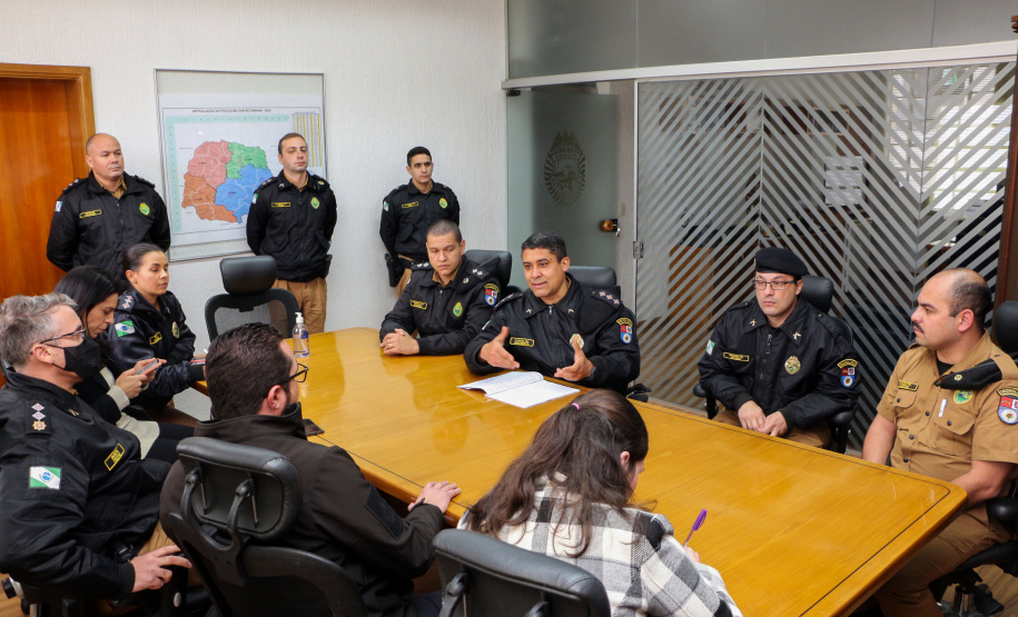 Policiais, treinamentos, equipamentos, tecnologia e inteligência. Muita inteligência. É essa a equação que norteia o planejamento estratégico das forças de segurança do Paraná. Por isso, dois projetos já em desenvolvimento pela Secretaria da Segurança Pública (Sesp) prometem transformar a fiscalização, monitoramento e repressão no Estado, fazendo da Inteligência Artificial (IA) uma das principais aliadas contra o crime organizado.