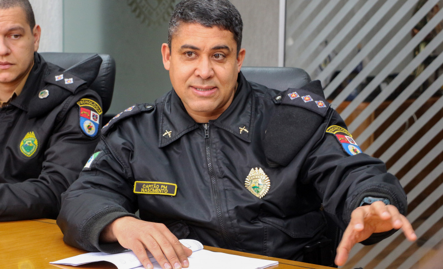 Policiais, treinamentos, equipamentos, tecnologia e inteligência. Muita inteligência. É essa a equação que norteia o planejamento estratégico das forças de segurança do Paraná. Por isso, dois projetos já em desenvolvimento pela Secretaria da Segurança Pública (Sesp) prometem transformar a fiscalização, monitoramento e repressão no Estado, fazendo da Inteligência Artificial (IA) uma das principais aliadas contra o crime organizado.