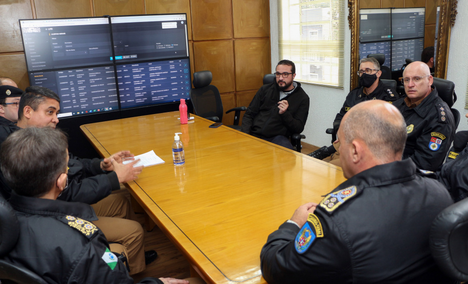 Policiais, treinamentos, equipamentos, tecnologia e inteligência. Muita inteligência. É essa a equação que norteia o planejamento estratégico das forças de segurança do Paraná. Por isso, dois projetos já em desenvolvimento pela Secretaria da Segurança Pública (Sesp) prometem transformar a fiscalização, monitoramento e repressão no Estado, fazendo da Inteligência Artificial (IA) uma das principais aliadas contra o crime organizado.