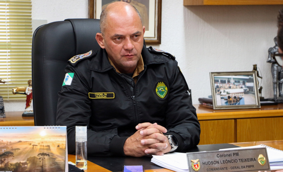 Policiais, treinamentos, equipamentos, tecnologia e inteligência. Muita inteligência. É essa a equação que norteia o planejamento estratégico das forças de segurança do Paraná. Por isso, dois projetos já em desenvolvimento pela Secretaria da Segurança Pública (Sesp) prometem transformar a fiscalização, monitoramento e repressão no Estado, fazendo da Inteligência Artificial (IA) uma das principais aliadas contra o crime organizado.