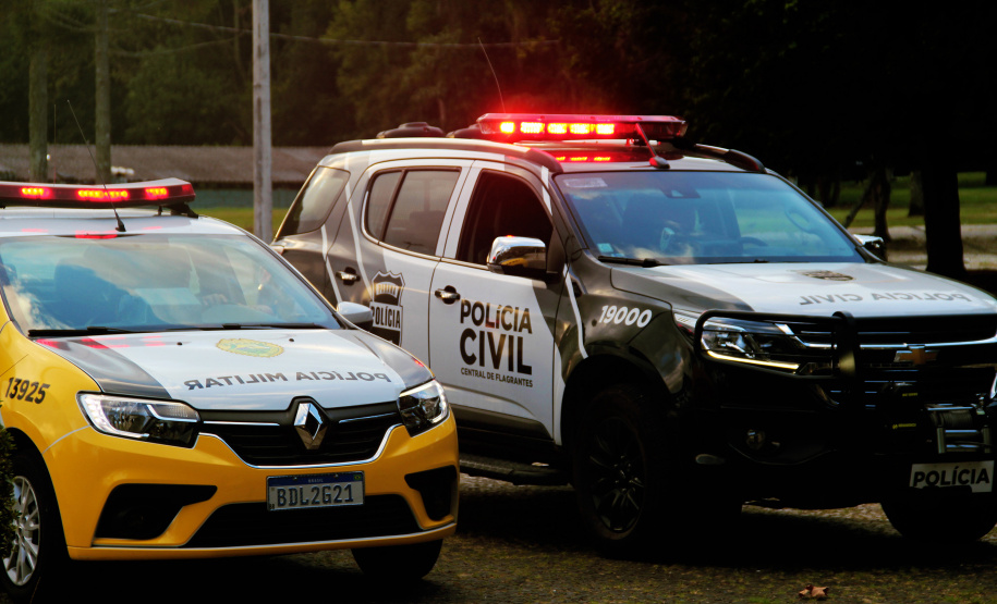 Foto de duas viaturas, sendo uma da PMPR e outra da PCPC, para simbolizar a integração entre as instituições.