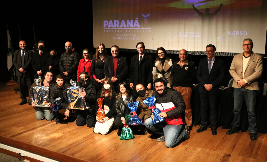 Estado avança em plano contra as drogas e premia iniciativas de conscientização dos jovens